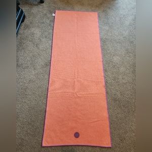 Manduka yogitoes yoga mat towel